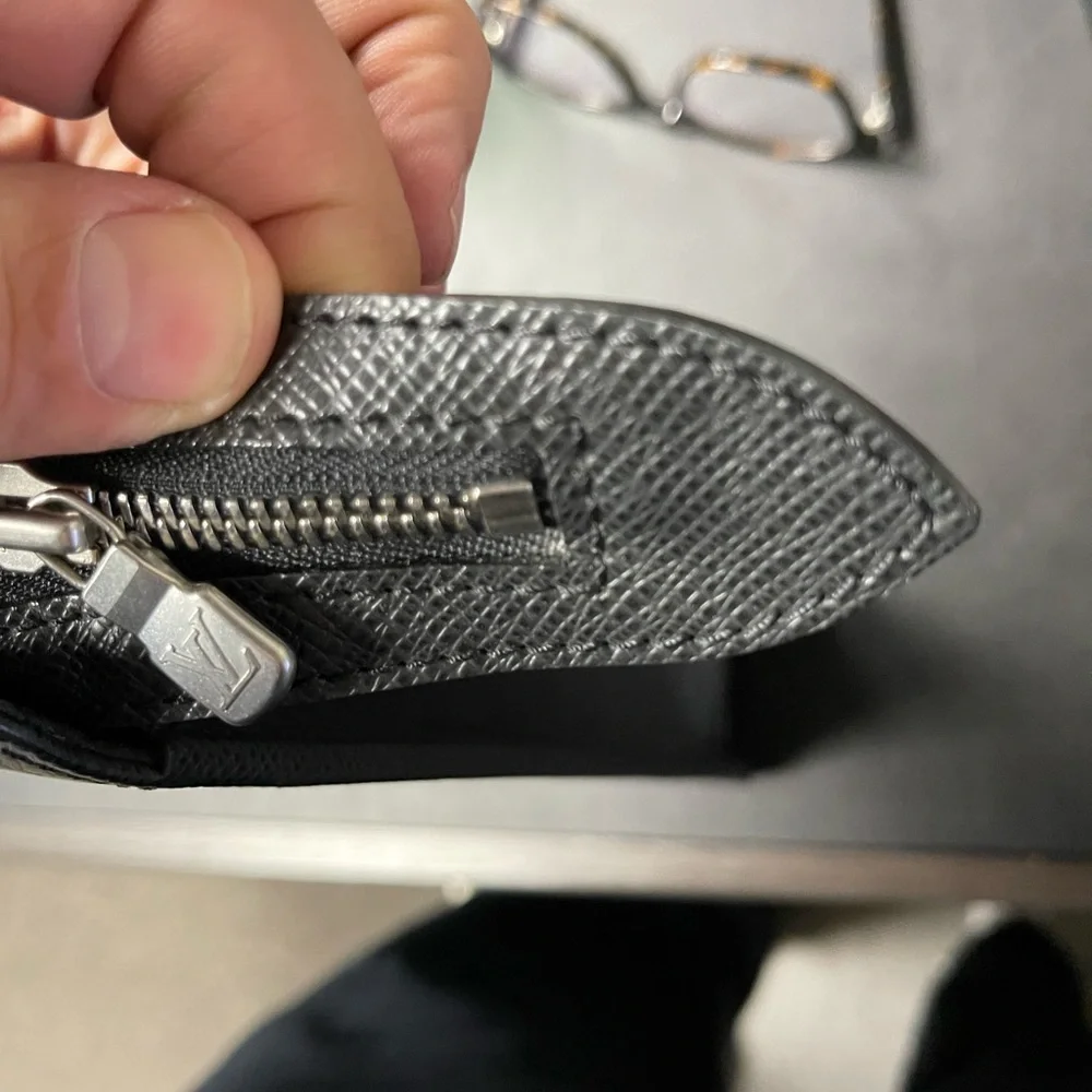 Louis Vuitton mens office bag. Slight Wear but in very good condition. - Picture 8 of 8